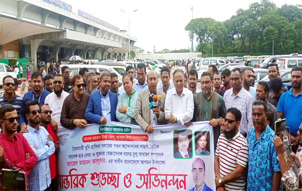 ৯ বছর পর দেশে ফিরে বিমানবন্দরে জাহেদ তালুকদার সংবর্ধীত